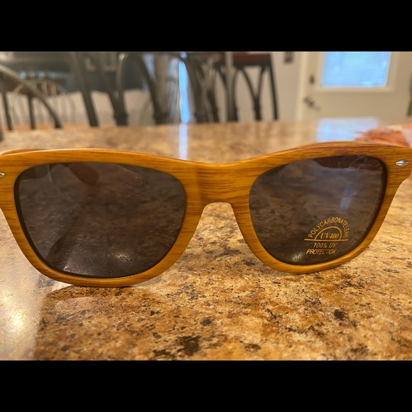 Lot of 6 Tito’s Bandanna’s & 1 pair sunglasses - Picture 4 of 4